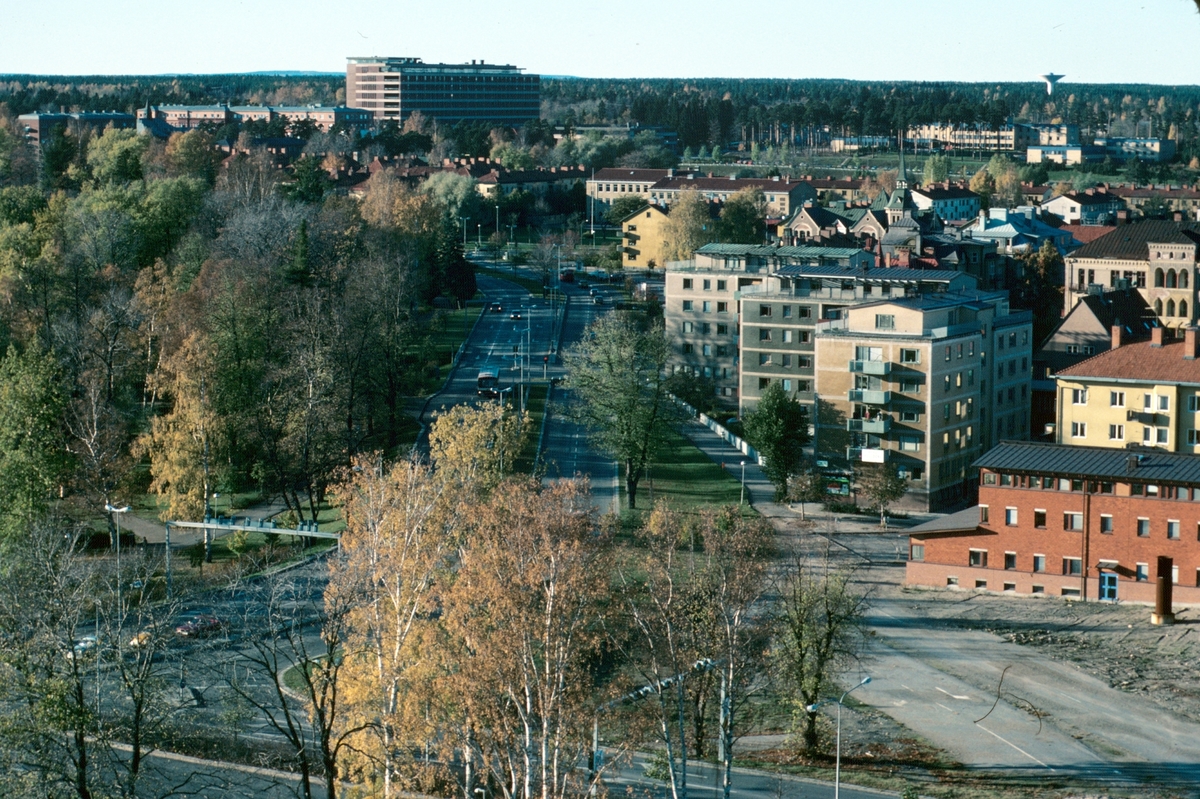 Stadsvy. Kvarnparken och Västra vägen med sjukhuset i bakgrunden. Skatteverket hus är inte färdigbyggt på Ångbryggeriets tomt.