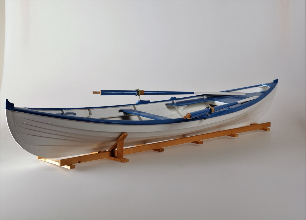 Modell av mjøsbåt, også kalt dreggebåt. Den er bygget i mål 1:5.