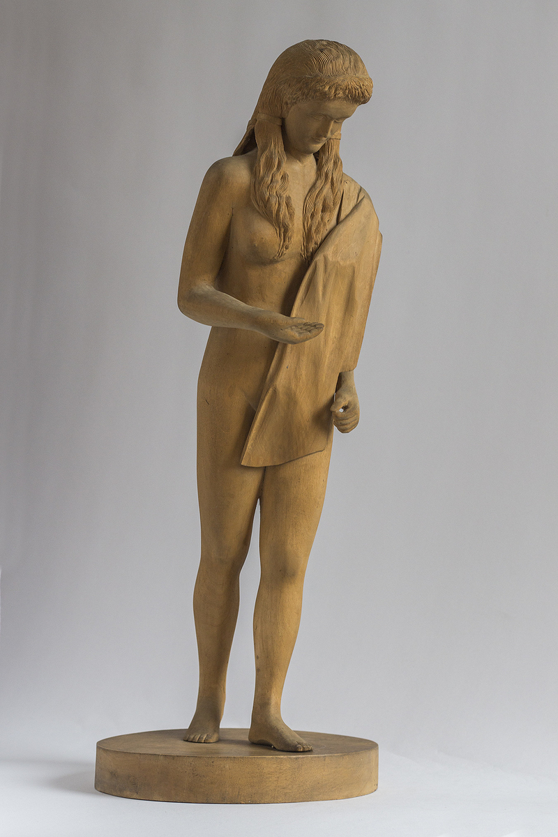Treskulptur av kvinne. "Eva" på plint av tre.
