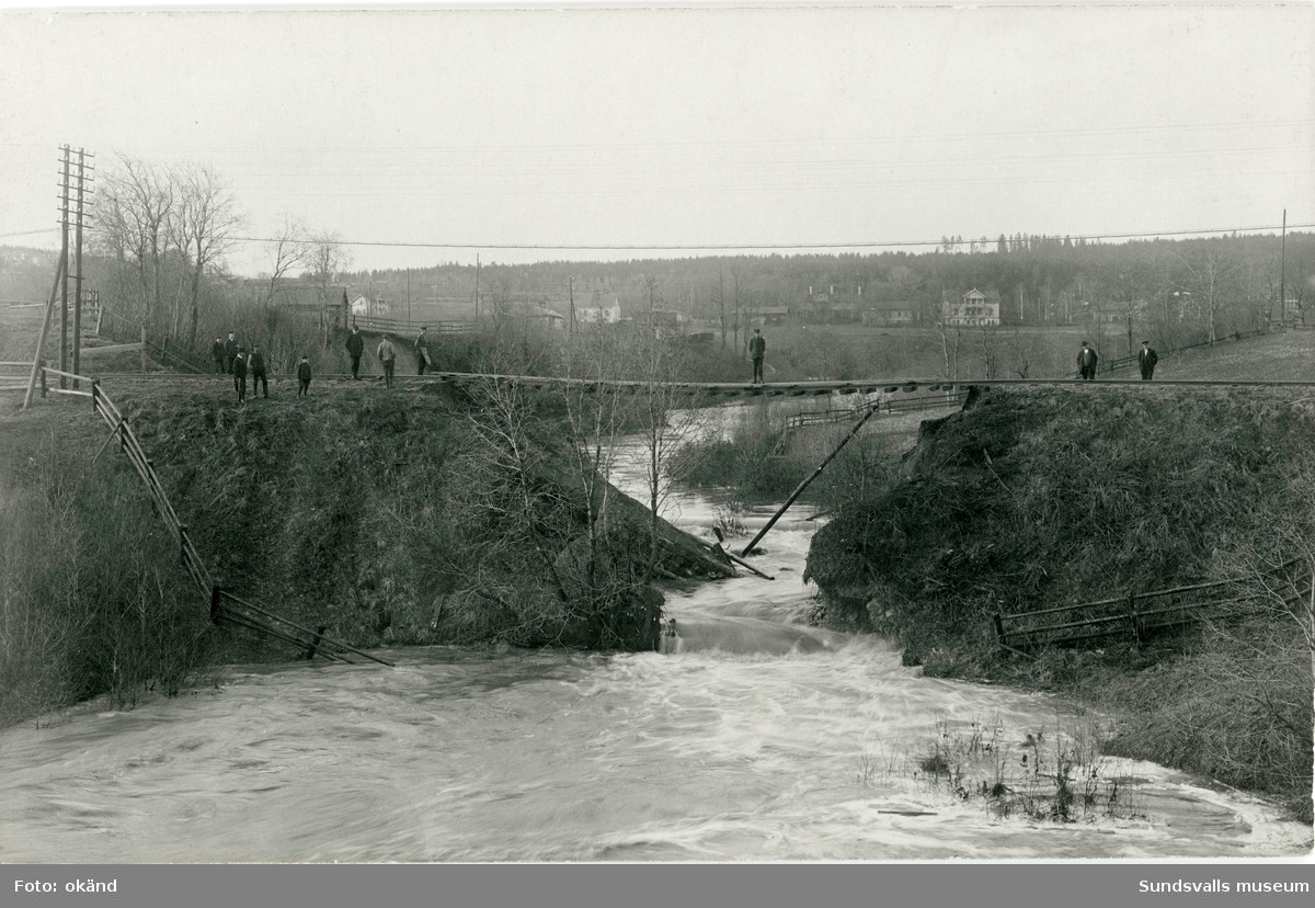 Parti av Sidsjöbäcken vid översvämningen våren 1919. Järnvägsrälsen hänger i luften vid den underminerade järnvägsbron.