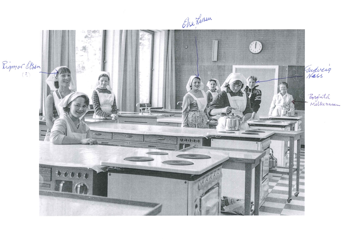 Lærar Borghild Melkeraaen med elevar på skolekjøkkenet ved Odda høgre skole.