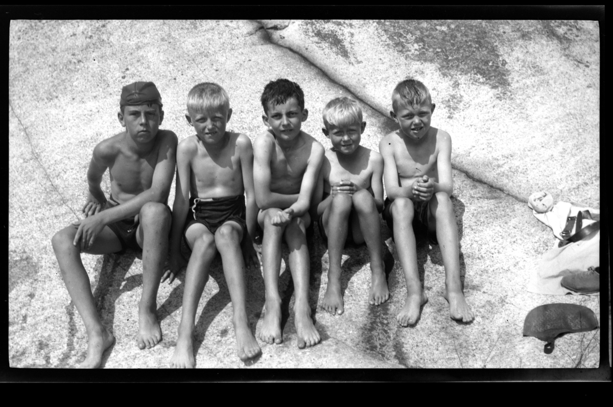 Fem gutter på svaberg i Ula. Fra venstre Herman Kragh, Terrence Despard samt tre lekekammerater fra Ula. Fotografert 1932.