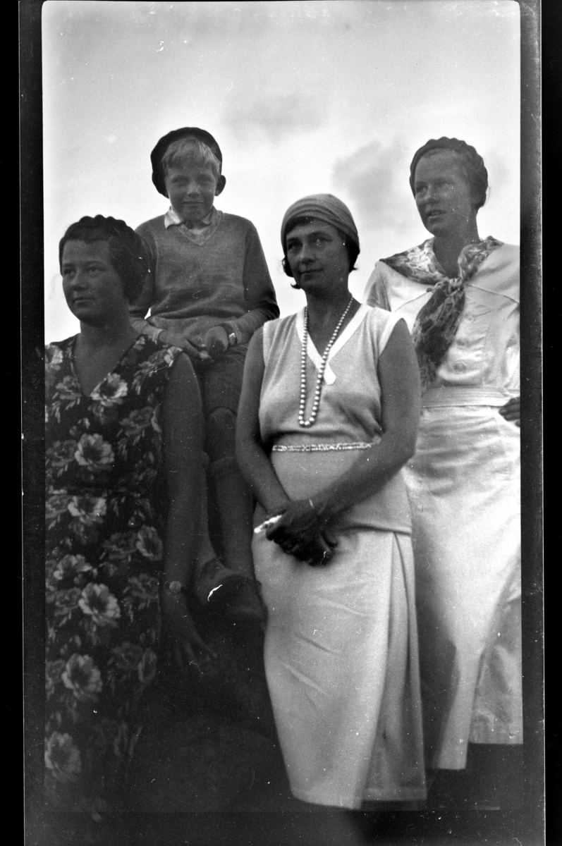 Gruppebilde av (fra venstre) Lillemor Nickelsen, Rolf Sundt Jr, Unni Guhnfeldt sr. og Lise Skabo, alle i sommerantrekk. Fotografert på Snabbeheia i Herad juli 1932.