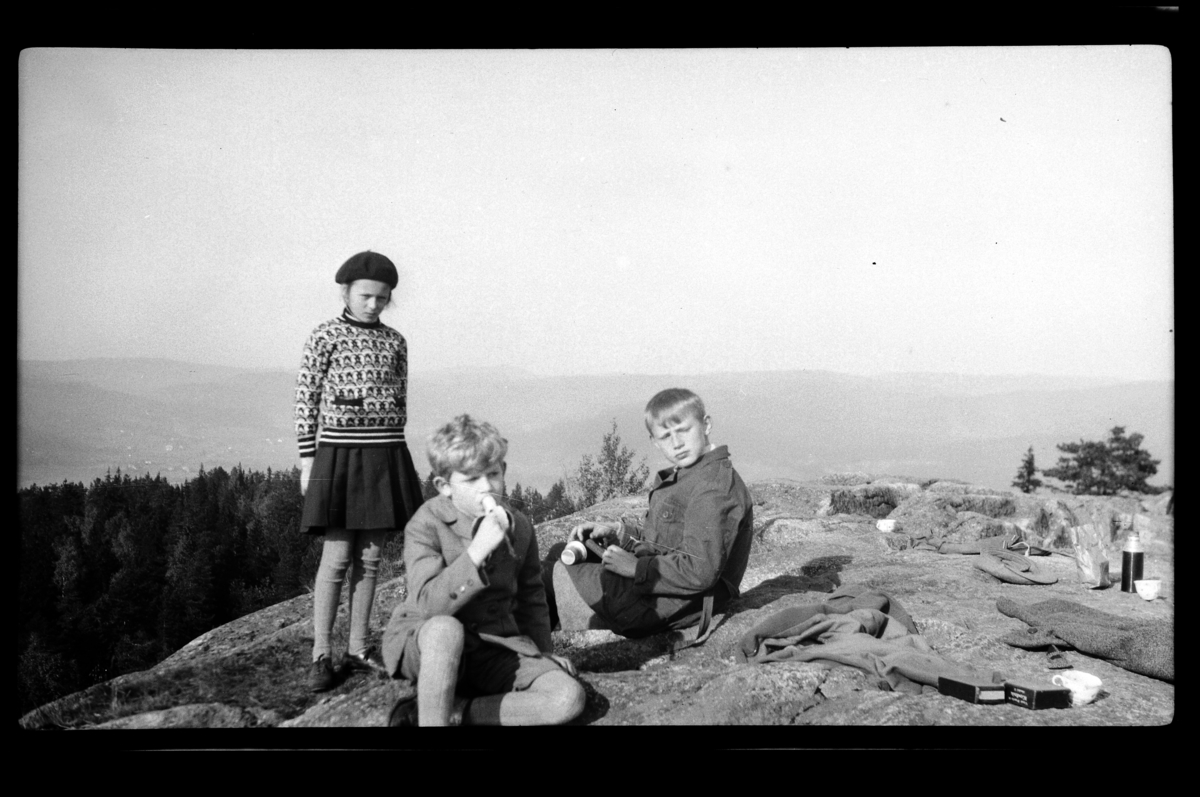 Piknik på fjellknaus ved Ørfiske i Nittedal. Fra venstre Elsa, Rolf Jr. og Julius Sundt. Fotografert 1929.