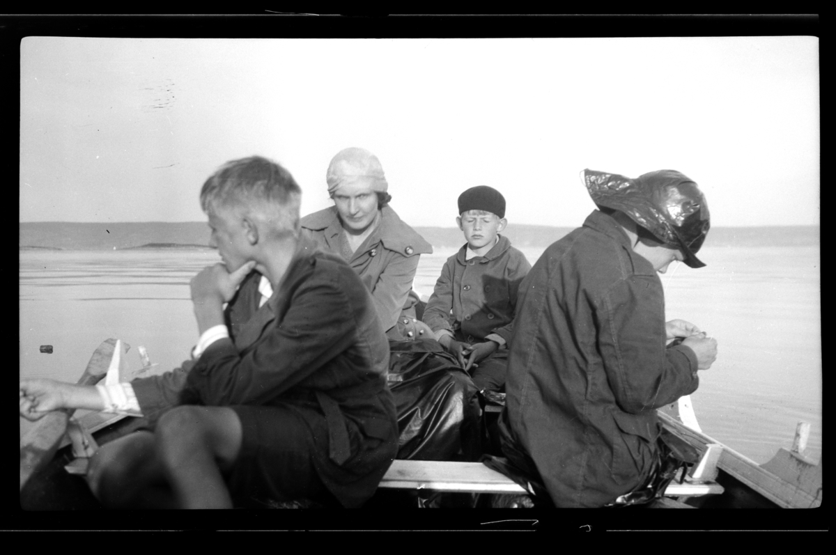 Julius Sundt, Hilda Sundt, Rolf Sundt jr. og Einar Aubert Hansen sitter i en robåt og fisker. Fotografert 1930.