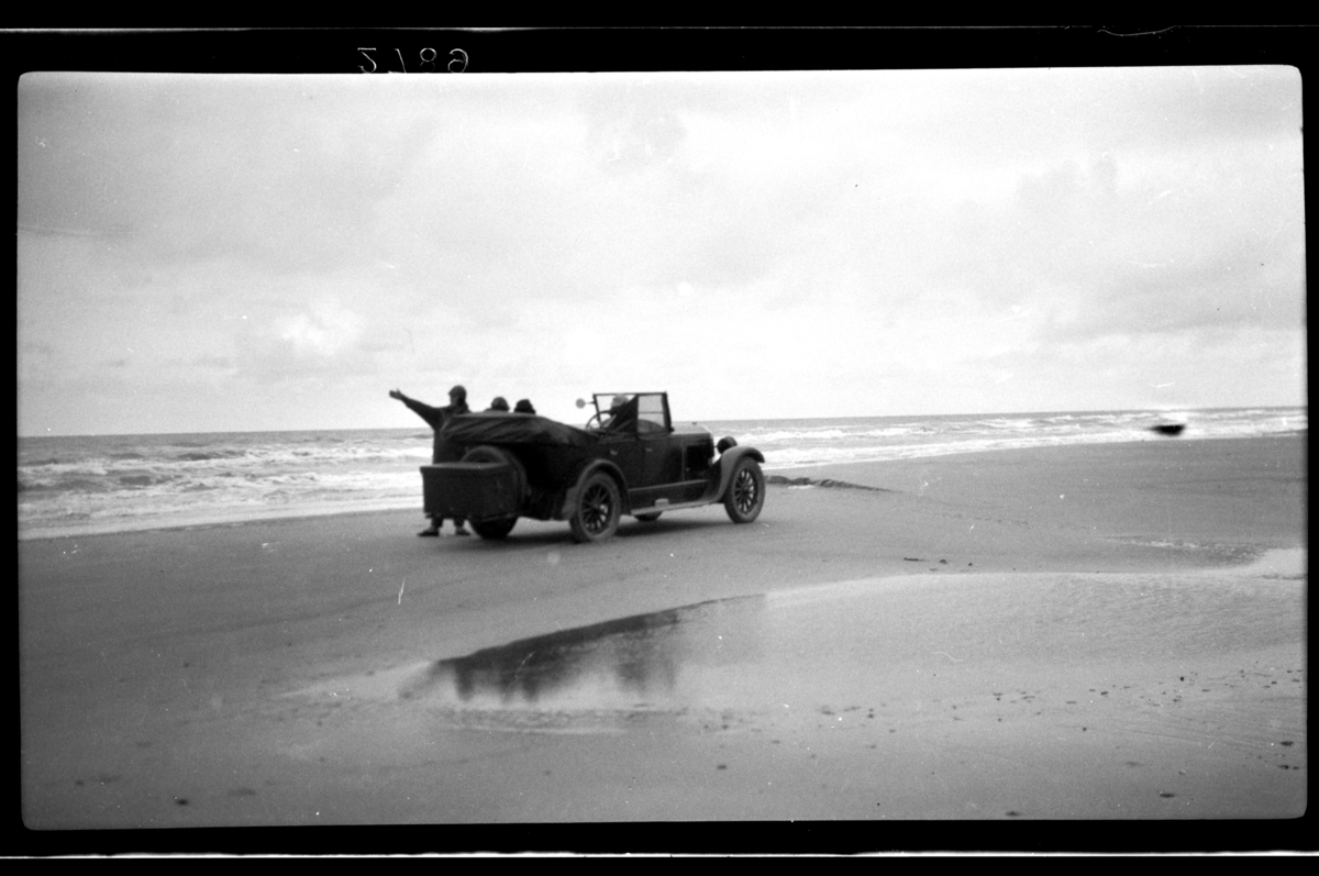 Rolf Sundt sr.'s Buick står på en strand i Skagen. Fotografert 1927.
