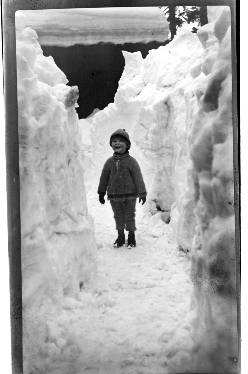 Julius Sundt står ute med masse snø rundt seg, Ville Knyggen. Fotografert 1919-1920.