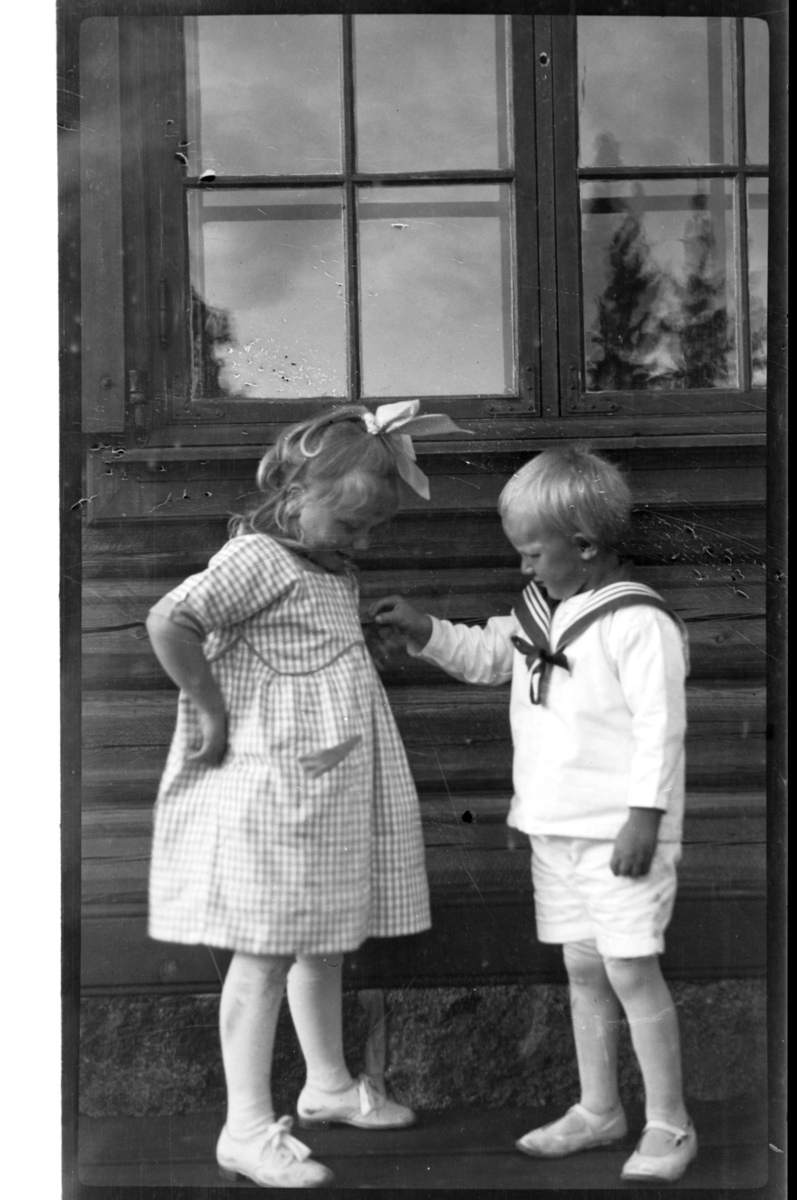 Julius Sundt står sammen med en ukjent jente, Villa Knyggen. Fotografert 1920.