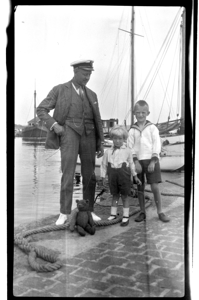 Rolf Sundt sr. med sine sønner Rolf og Julius ved en brygge, Stavern. Fotografert 1925.