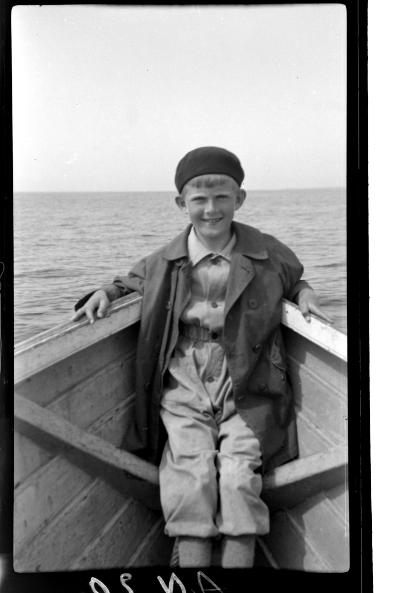 Lars Peter Sund ombord i en båt på vei til Rauna. Fotografert 1938.