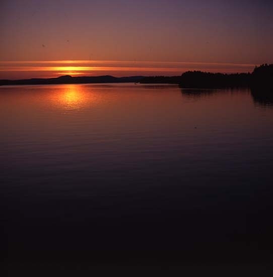 Båttur en kväll med vacker solnedgång över sjön Varpen 6 augusti 1997.