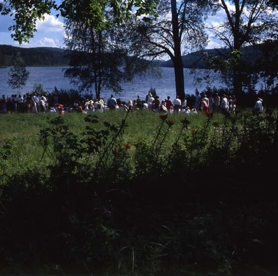 Bröllop vid Ängratön, Törnet juli 2001. Det är sommar och vigseln förrättas utomhus vid stranden av sjön.