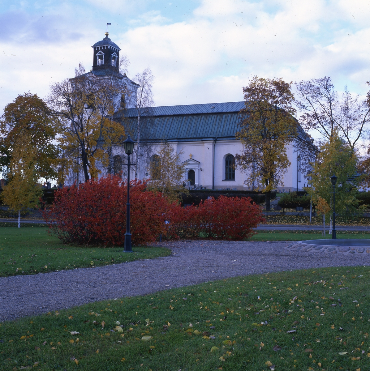 Alfta kyrka i höstfärger, 19 oktober 1997.
