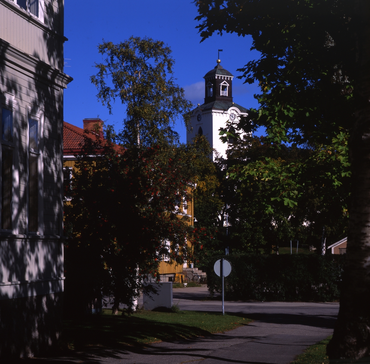 Alfta kyrka sedd från Eriks kontor, höstdagjämningen 29 september 1997.