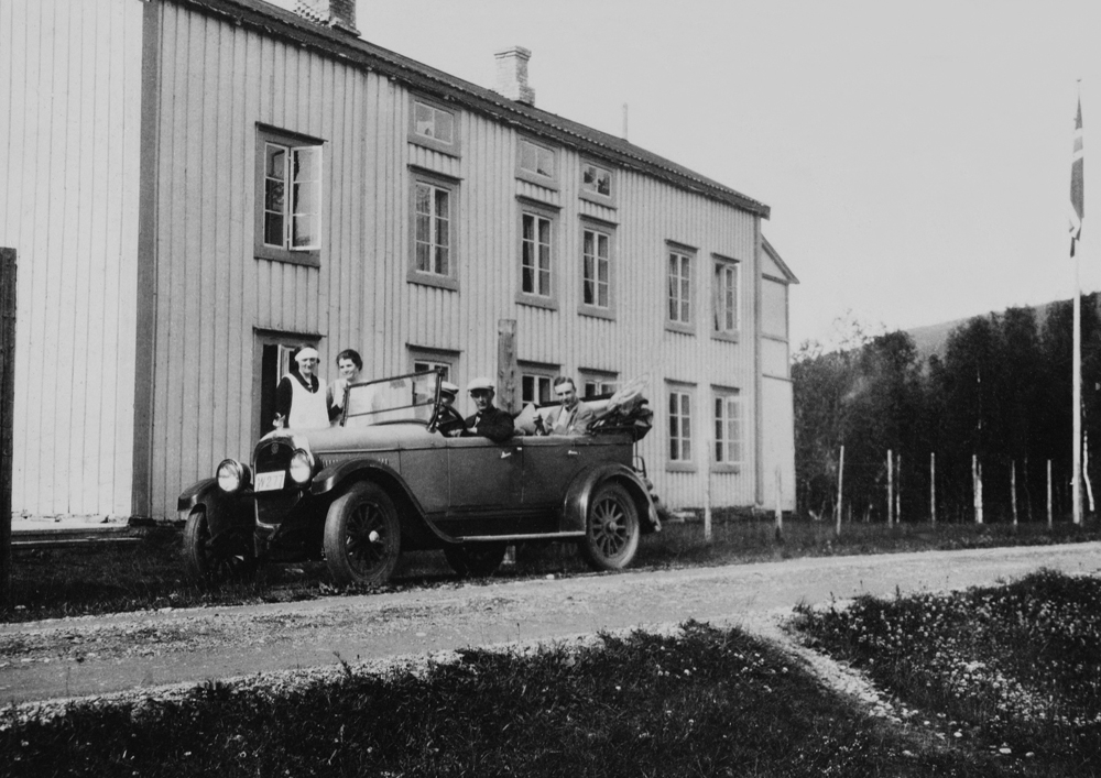 Engelskvillaen på Fjellbekkmoen, Forsjorda på slutten av 1930-tallet.
I bilen fremfor sitter sjåfør Arthur Bertelsen, ved siden Johan Erlandsen i baksetet engelsk turist.
Hilda Hansen (Bakken) t.v. Ragnhild Strøm.