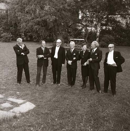 Begravningsgäster ute i trädgården vid Gästis 29 juni 1969.