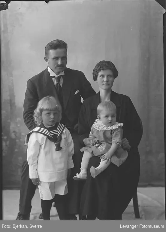 Gruppebilde av Støle med familie navn ukjent - Levanger Fotomuseum ...