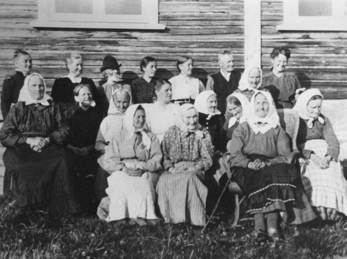 De første pensjonister og betjening ved aldershjemmet Thorvald Meyers Minde i Sand, trolig i 1916. Foto: Ingeniør Faye Rode, Oslo.