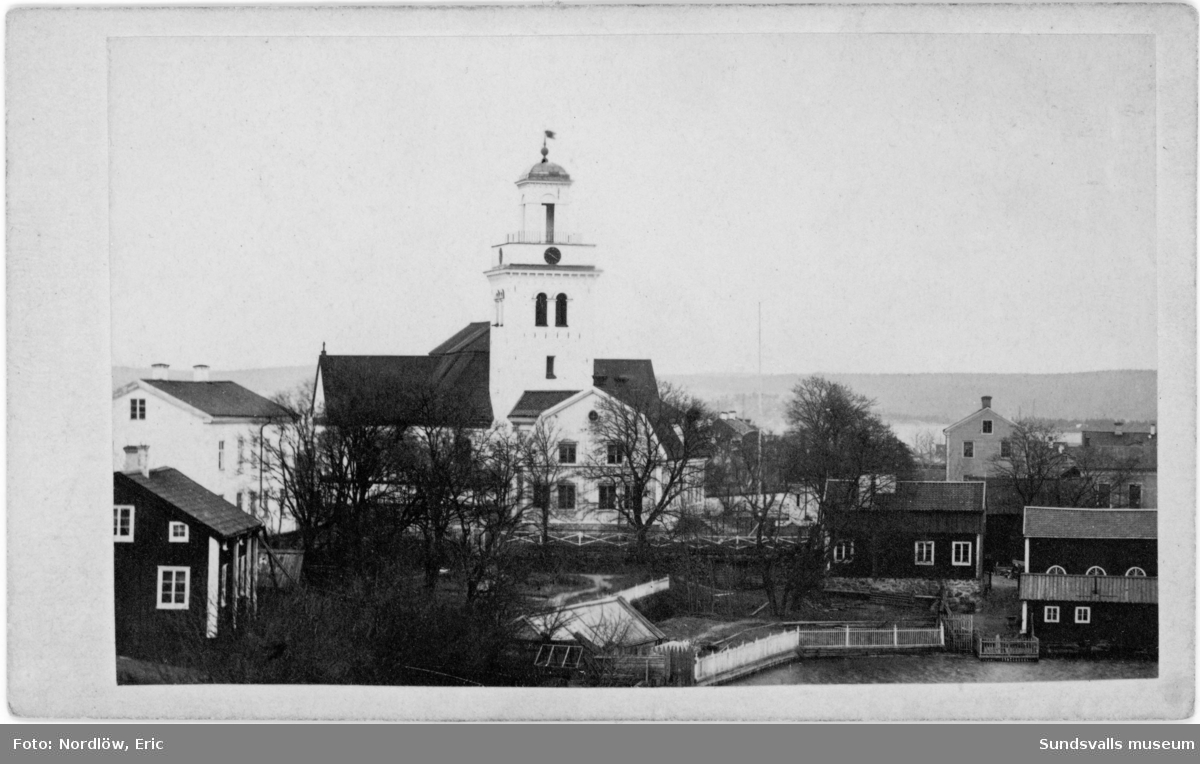 Kyrkan Lovisa Ulrika från väster. Frredrik Bünsows villa strax framför (Bünsow lät senare bygga om villan i klassisistisk stil). Tjärnen skymtar i högre nedre kant. Tagen före stadsbranden 1888.