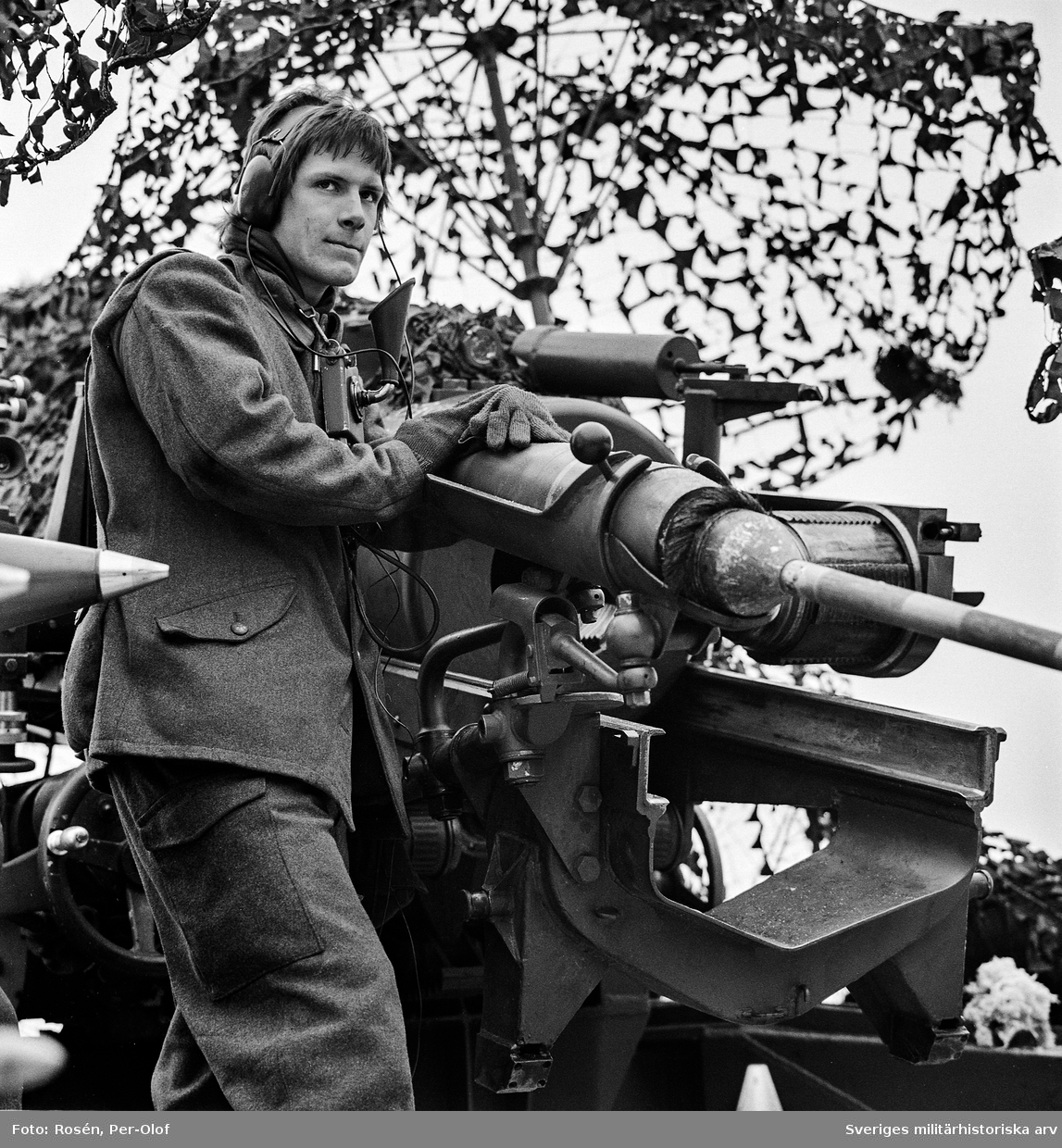15,5 cm Haubits F "Fransyskan". 
Förevisningsskjutning 1976 på Skillingaryds skjutfält. Pjäsgrpc väntar på eldorder.