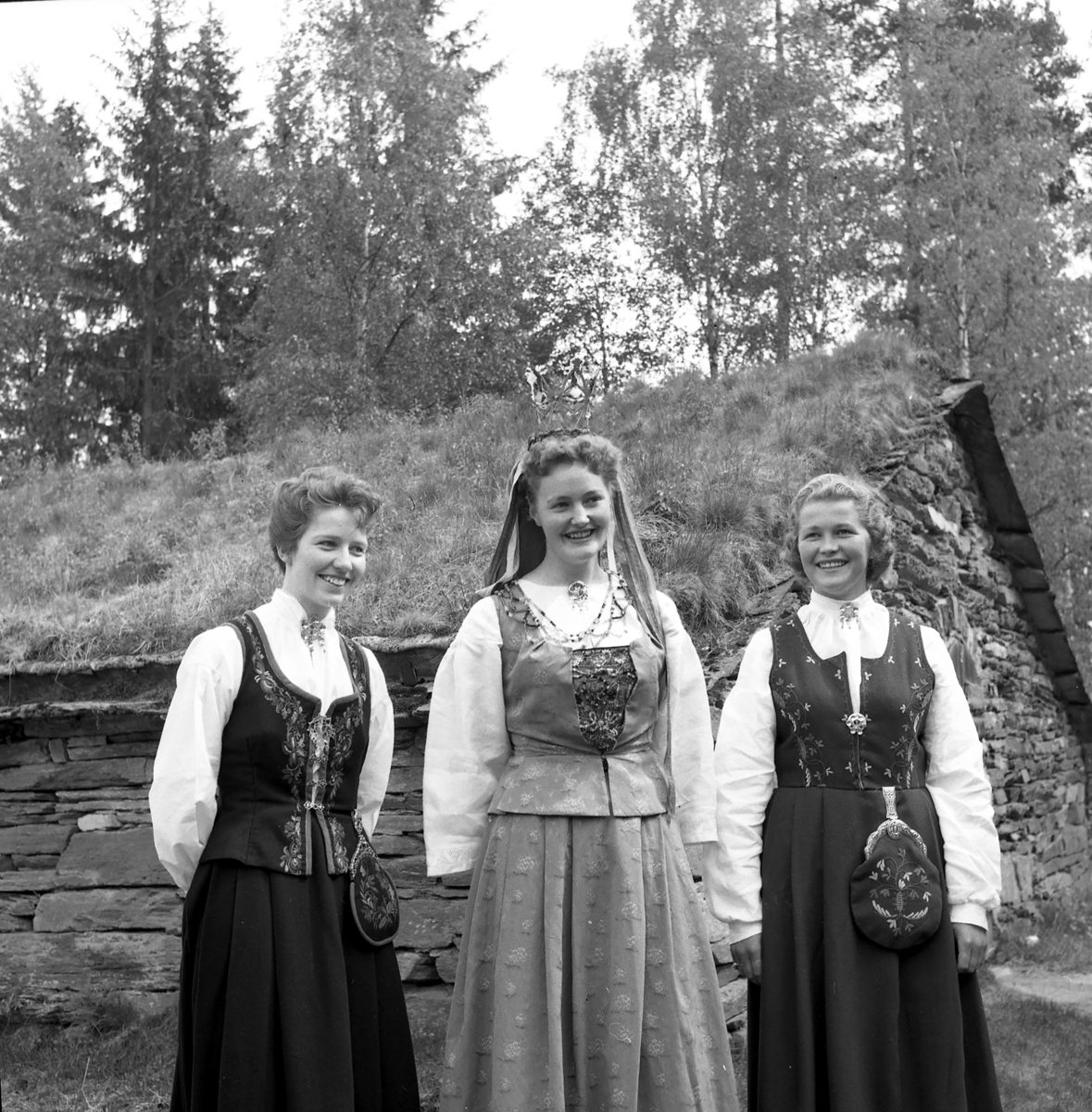 Glomdalsbruden Astrid Strypet fra Alvdal i midten sammen med ternene Aud Stenberg fra Grue (t.h.) og Hilda Eide fra Folldal,1958