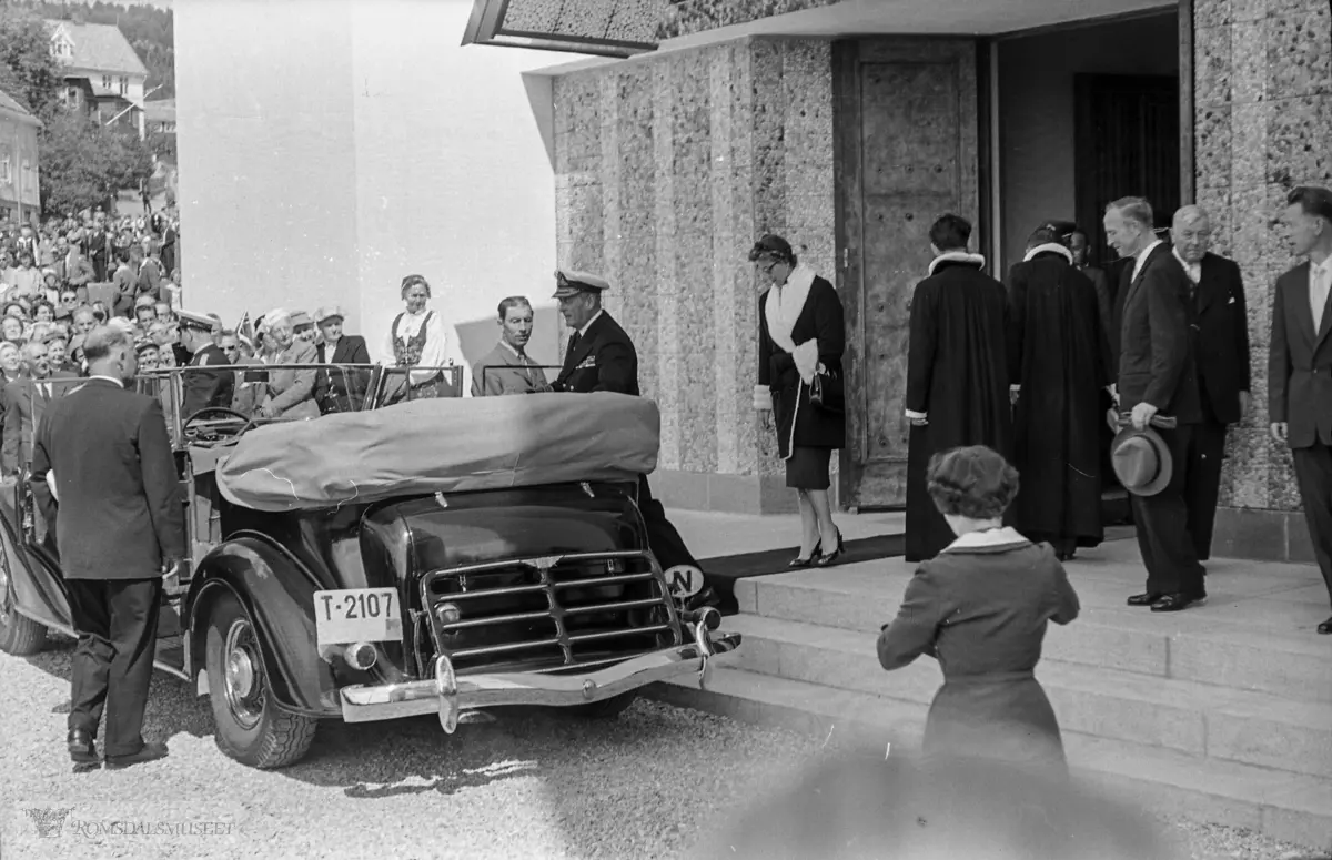 "Kongebesøket 24.06.1958".T-2107 er en Buick 1935.