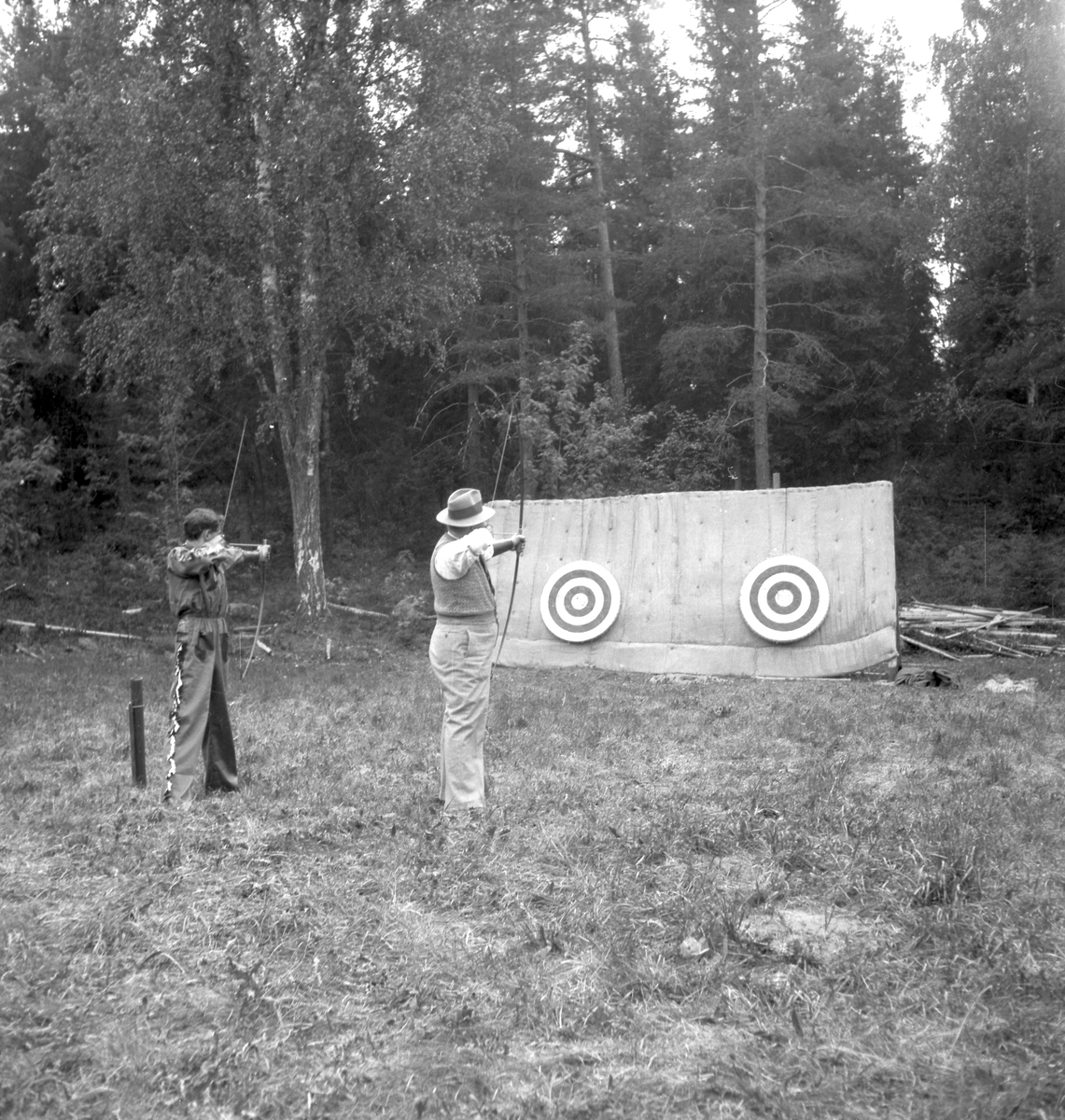Furuviksparken invigdes pingstdagen 1936.

Nöjesfältet, badplatsen Sandvik och djurparken gjordes iordning.

Bågskytte, vid Sandvik







