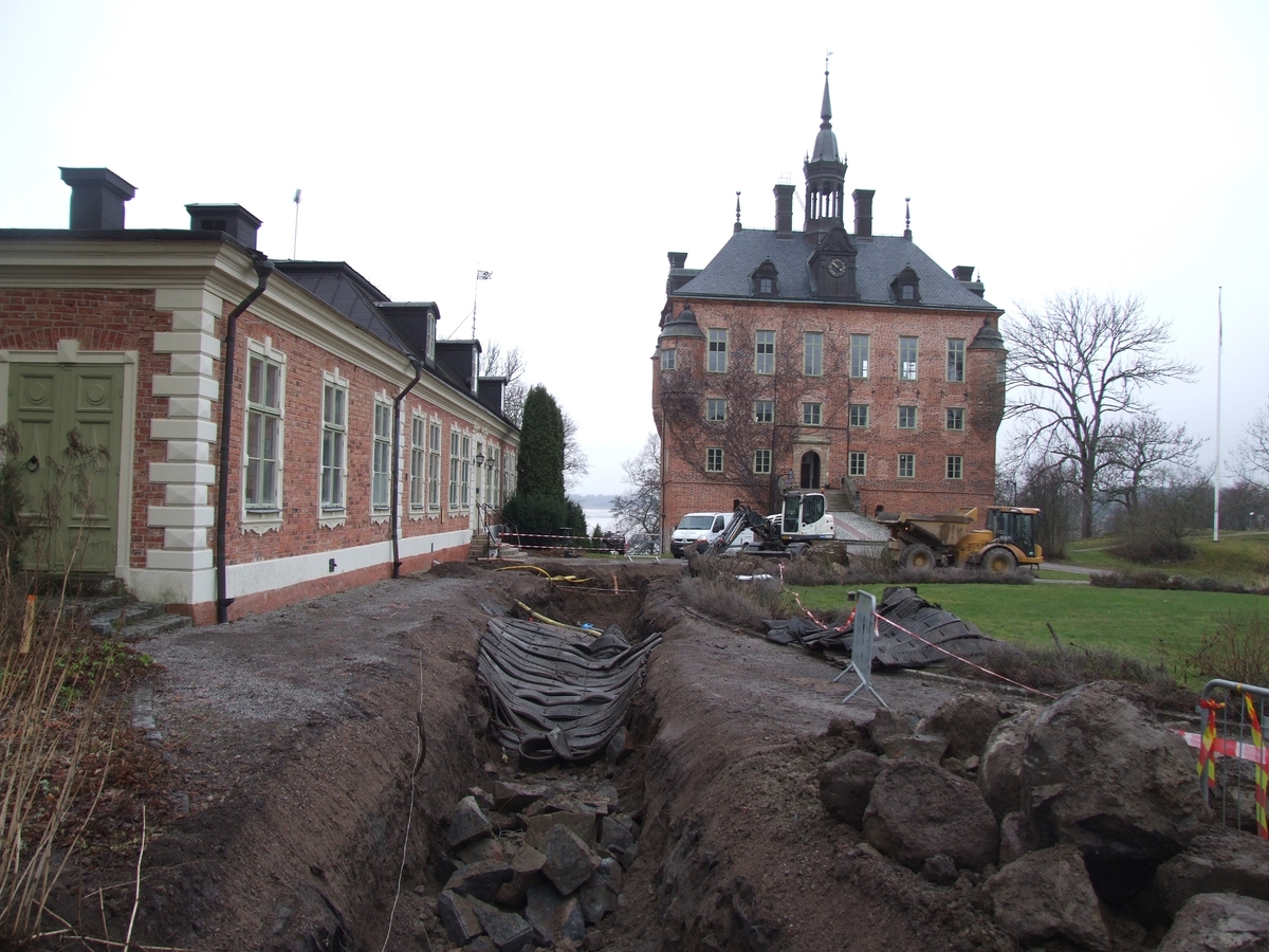 Arkeologisk utredning. förundersökning och schaktningsövervakning, schakt 6 i det närmaste färdiggrävt, Viks slott, Balingsta socken, Uppland 2014-2015.
