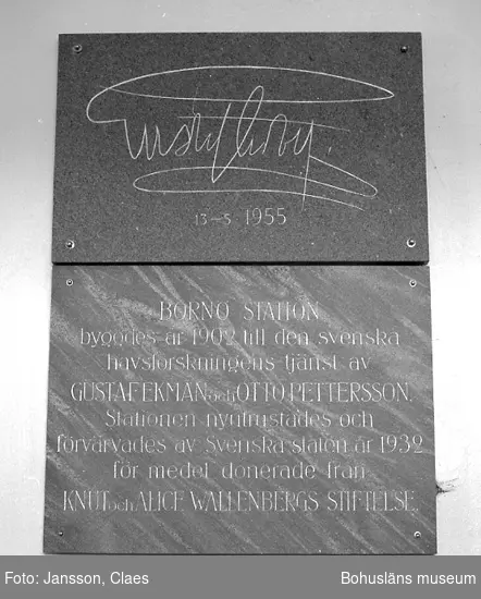 Enligt uppgift: "Minnestavla från Kungabesök år 1955. Den nedersta plattan tillverkad av granit från Bornö".