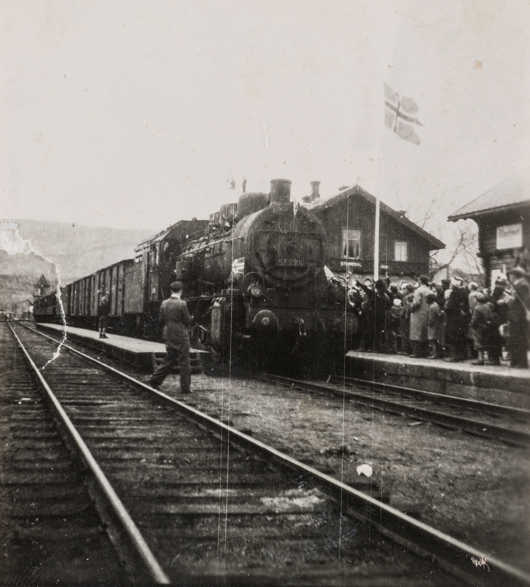 Persontog med norsk krigsfanger ankommer Stjørdal stasjon, trukket av damplokomotiv type 61a nr. 2500.