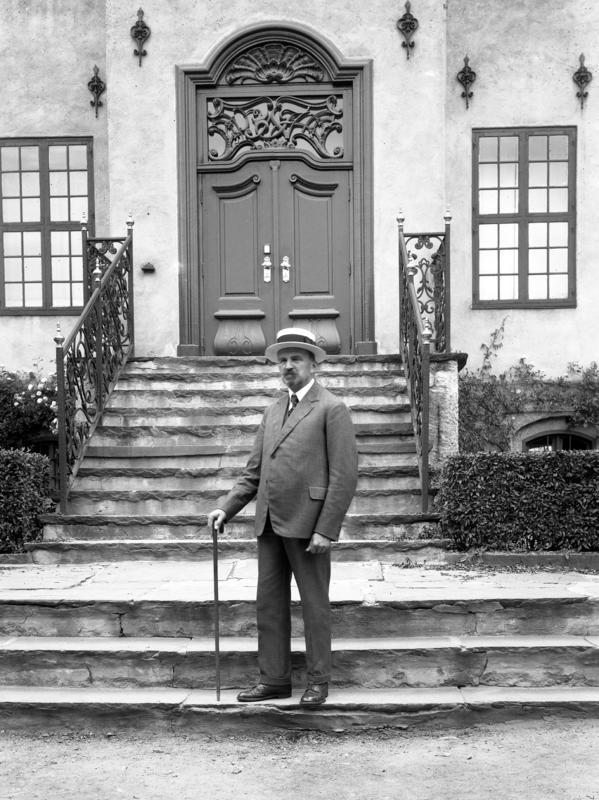 Hans Aall på trappen til Bysamlingen i 1929 (Foto/Photo)