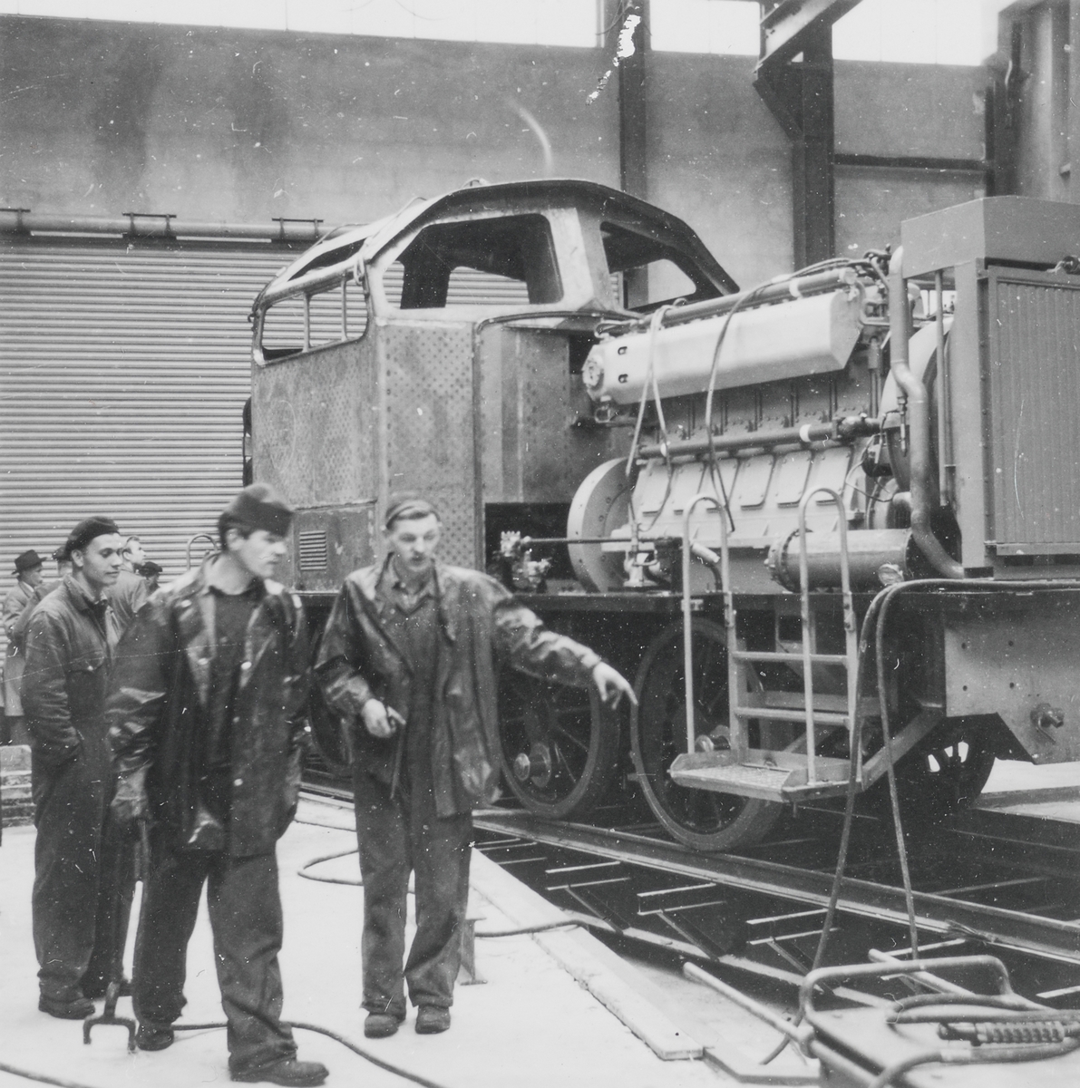 Diesellokomotiv for skiftetjeneste type Di 2 nr. 804 eller 805 under bygging på Thunes Mekaniske Verksted i Oslo.