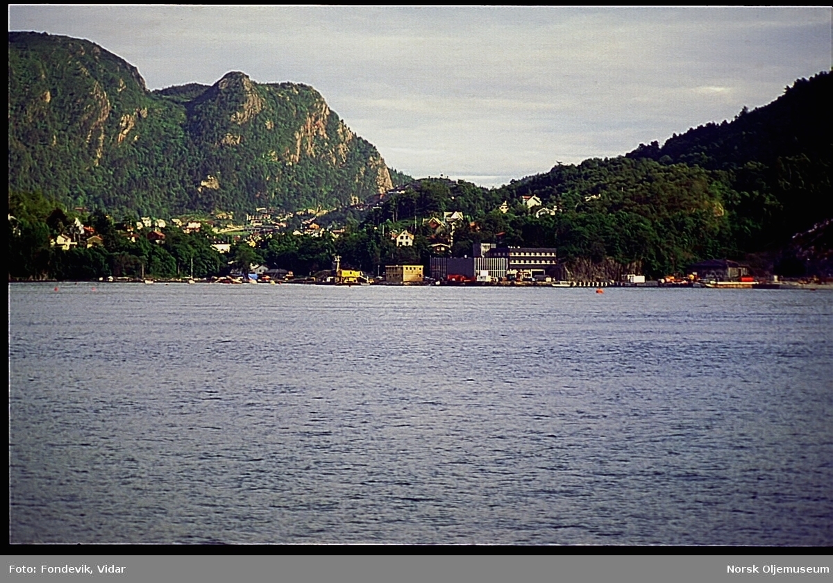 Gravdal sett fra fjorden. NUI ligger nede ved sjøen til høyre i bildet.