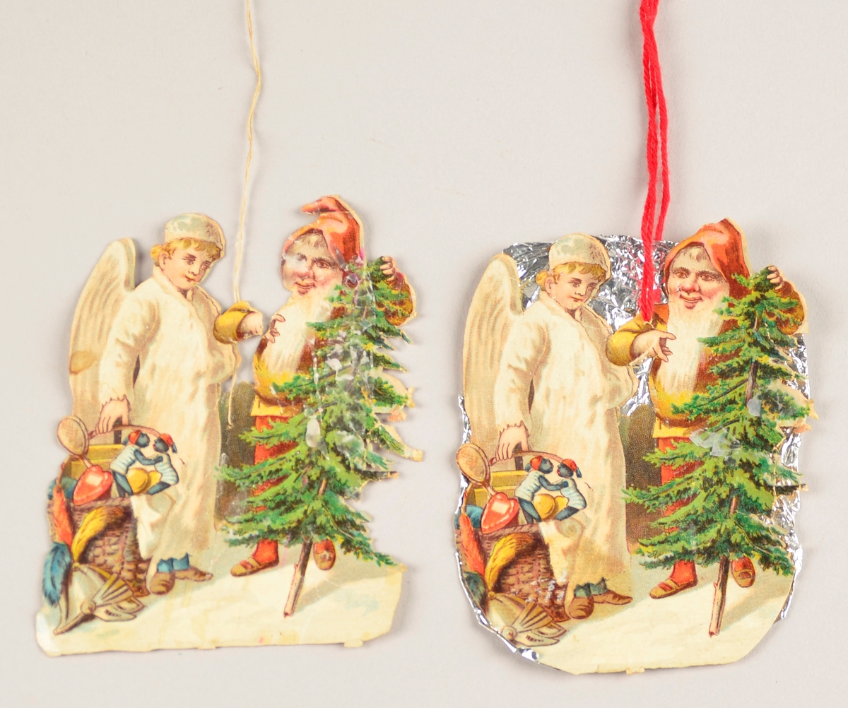 T.v. engel med korg med ymse gjenstander (uinnpakka), t.h. julenisse med lite juletre. Tråder for opphenging.