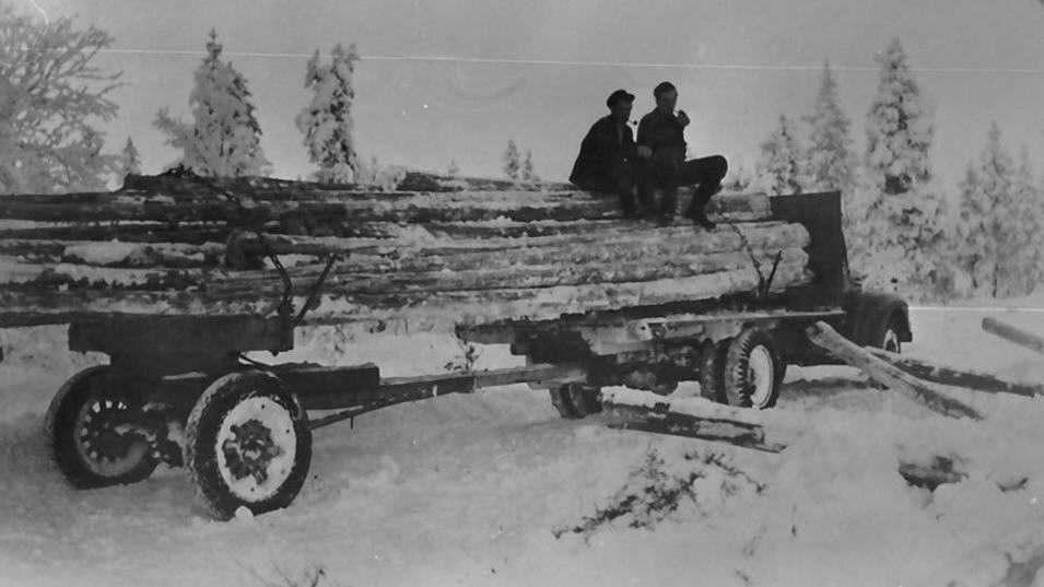 Tømmerkjøring med bil. Den første tømmerkjøring med bil i Ø. Rendal, ved Findalshytta. Jarle Hornseth ca 1950