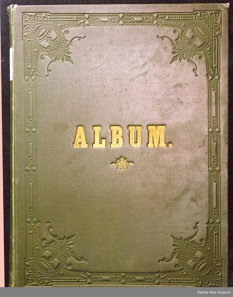 KLM 14529. Album. Innehåller en samling bokmärken, samt nyårs-och gratulationskort, från tiden 1870 till 1890-tal. Albumet med korten har ägts av någon med namnet Amalia, då några av korten är namnsdagskort. Albumet är ett inbundet klotband med pärmtiteln Album, i grönt och guld.