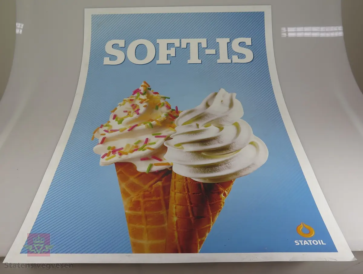 Tre ulike plakater av papp. De reklamerer for salg av is hos Statoil.