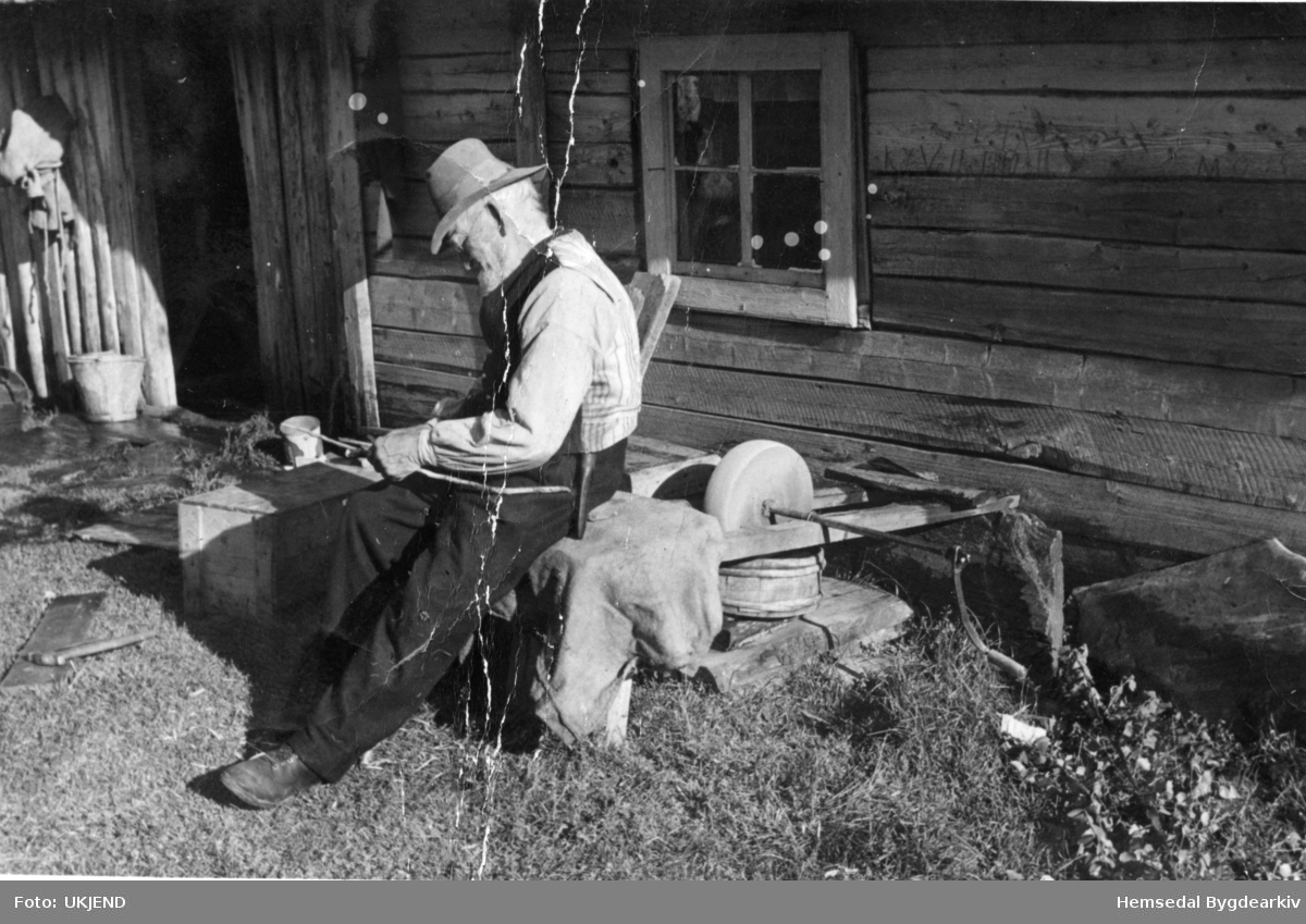 Jon Wøllo (1852-1947). Ved slipesteinen ved stølsbua i Hydalen, g.nr 85, b.nr 1