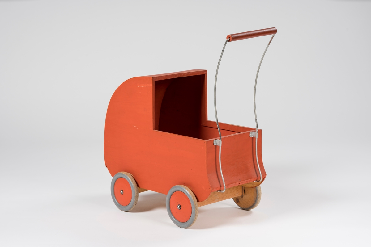 Form: Vogn med kalesje laget i ett, 4 hjul, styre med dreid trehåndtak.
