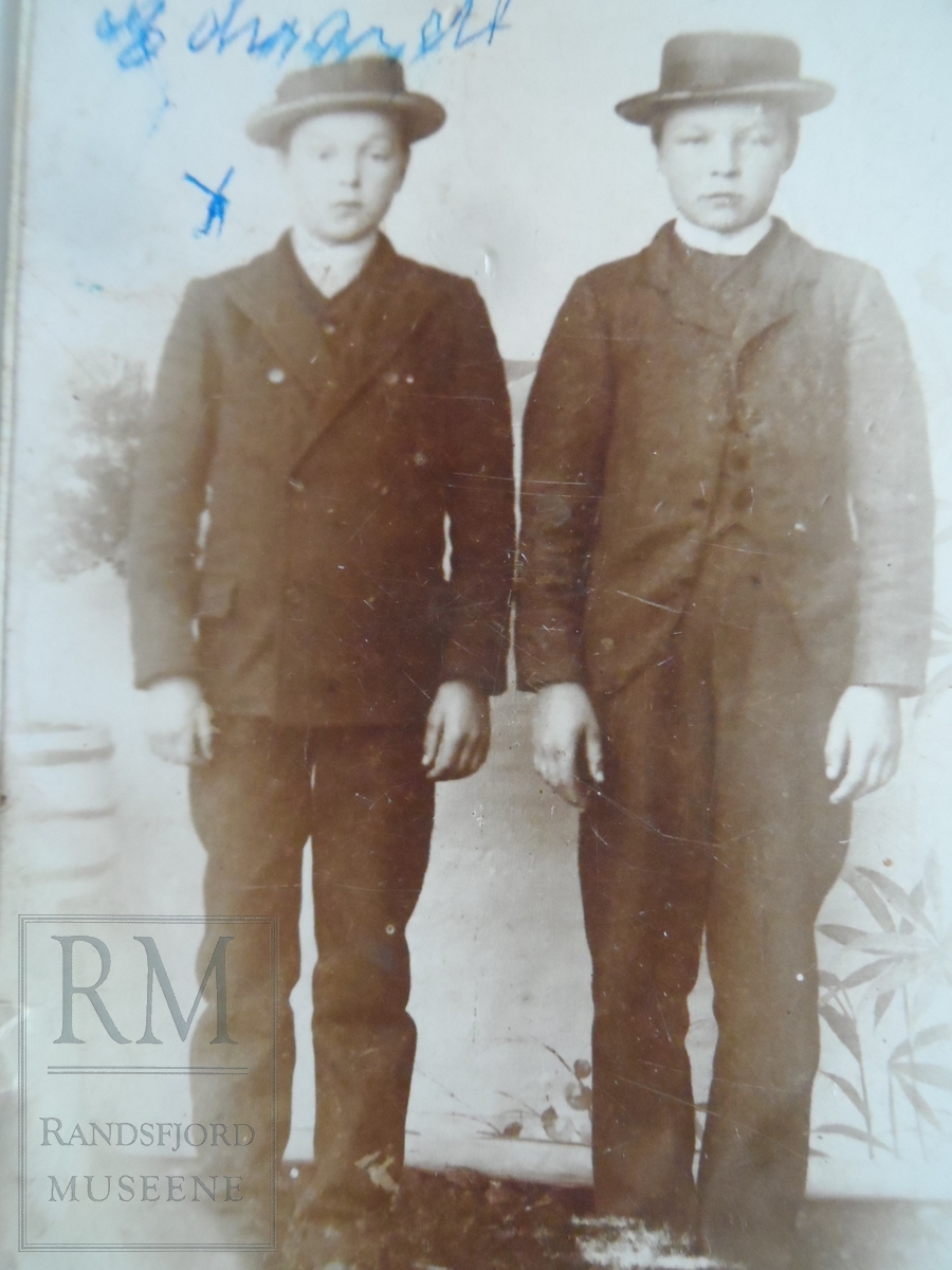 To gutter. Edvard Fredriksen og en venn da de gikk på Amtskolen.
