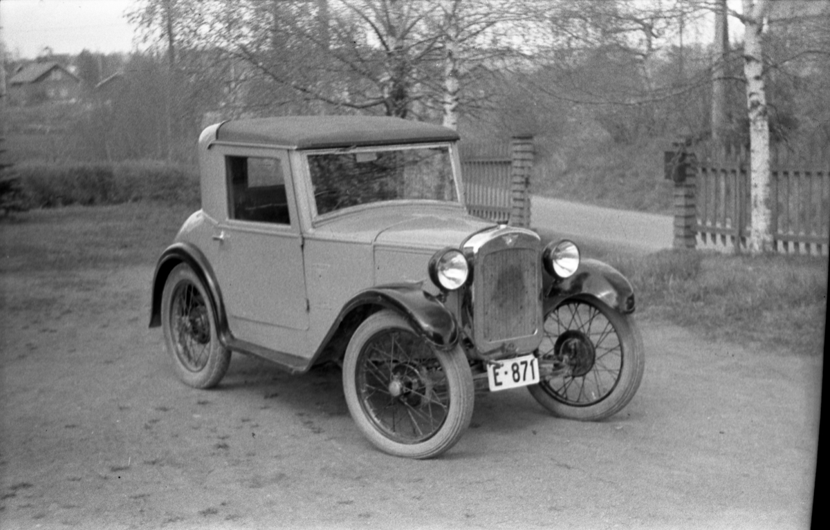 Bil avbildet på gårdsplassen på Odberg, Kraby, Ø.Toten. Bildene er fra mai 1952, og bilen tilhørte på den tida Ole Majer. Det har vært delte meninger om type bil, men etter mye om og men er det nå bragt sikkert på det rene at det er en Austin Seven Coupe 1928 modell med skilt nr. E-871.