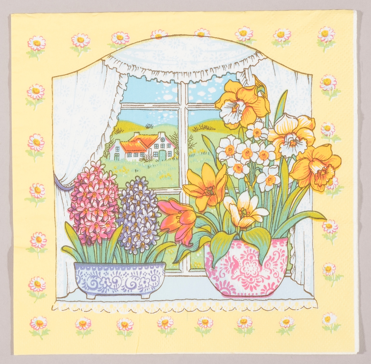 Et vindu med to vaser med blomster. I den ene vasen er det to svibler. I den andre vasen er det påskeliljer, pinseliljer og tulipaner. Vinduet har sprosser og gardiner. Utsikten fra vinduet viser et hvit bondehus omgitt av grønne åkre. hvite blomster rundt om motivet.