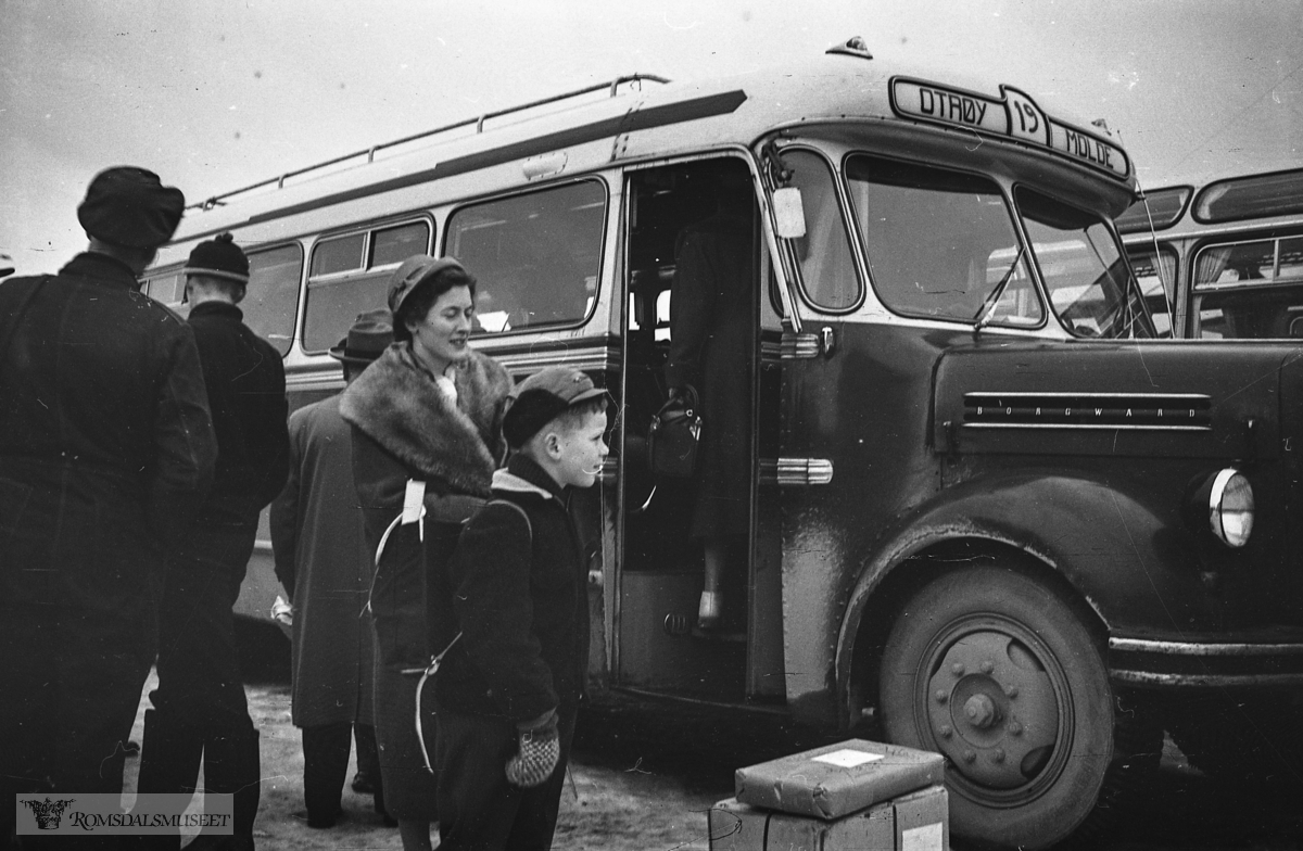 "Ved juletider 1958".Borgward bussen tilhører Otrøy auto..Denne bussen hadde registreringsnummer T-8677, en Borgward 1953-modell. Karosseriet ble bygd av Brødrene Solheimdal, Solemdal i Molde kommune. Bussen hadde 33 sitteplasser og var den første nye buss Otrøy Auto/Paul Akselvoll hadde. Denne bussen var i bruk til 1967.