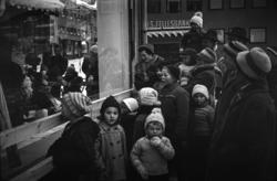 "Ved juletider 1958".Ved S.Pettersson butikk i Storgata, Mol