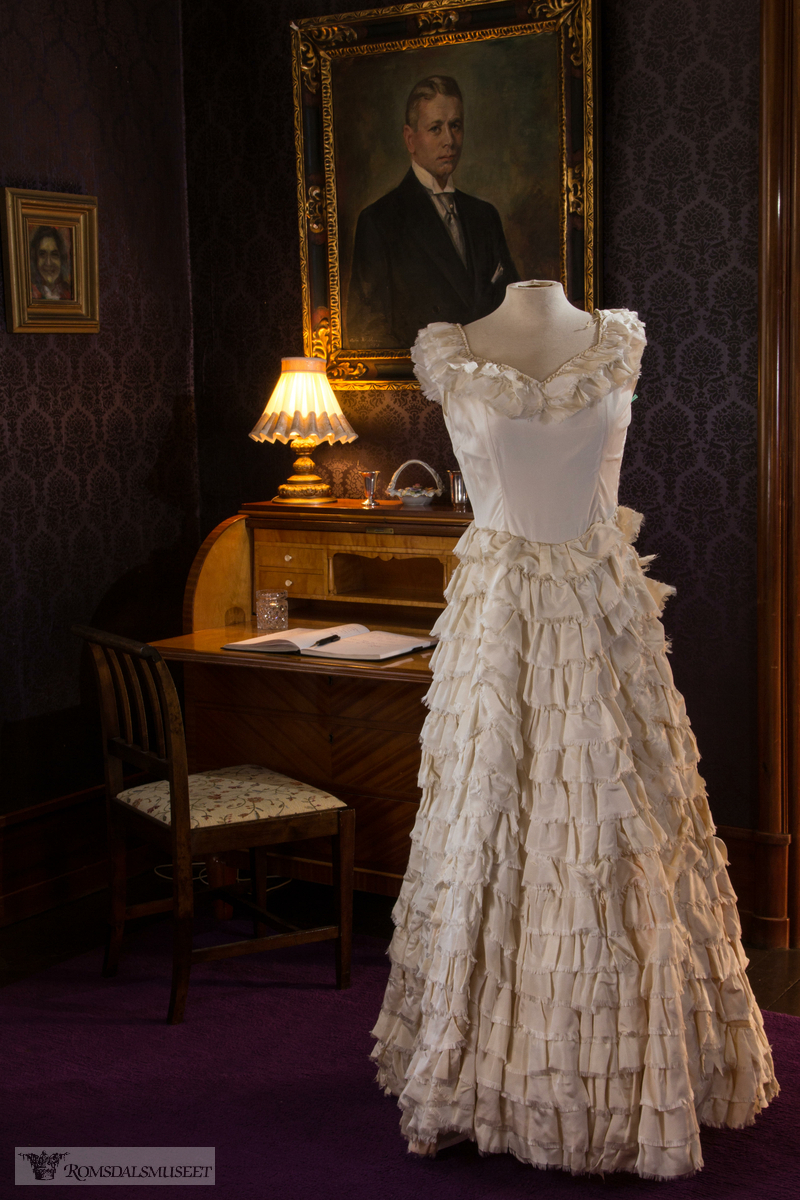 Fotografering av Laura Hanssen sine kjoler i Chateauet. .R.12443.A-B .(Se Romsdalsmuseets årbok 2014)