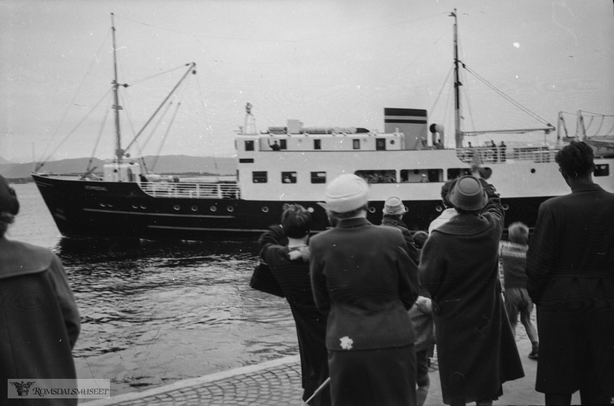 M/S Romsdal ved Storkaia.."1958"."Smucker på vitjing"."Beret reiser"
