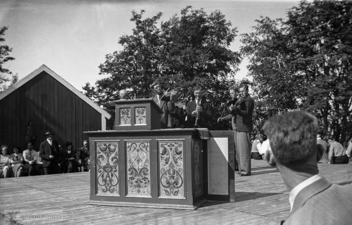 Noregs ungdomslag hadde landsmøte i Molde i 1951. Stemneplass i området kring Bjørset. Det var laga ein treplatt til framsyning, dans og talar.