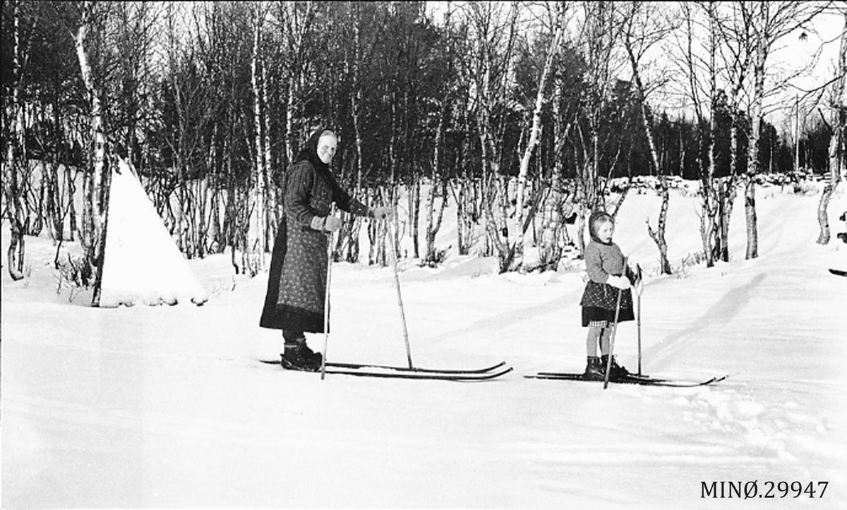 Olava Mathea Langsjøvoll på ski sammen med sønnedatteren Olaug K. Langsjøvoll.  (Se også andre opplysninger under referanser)