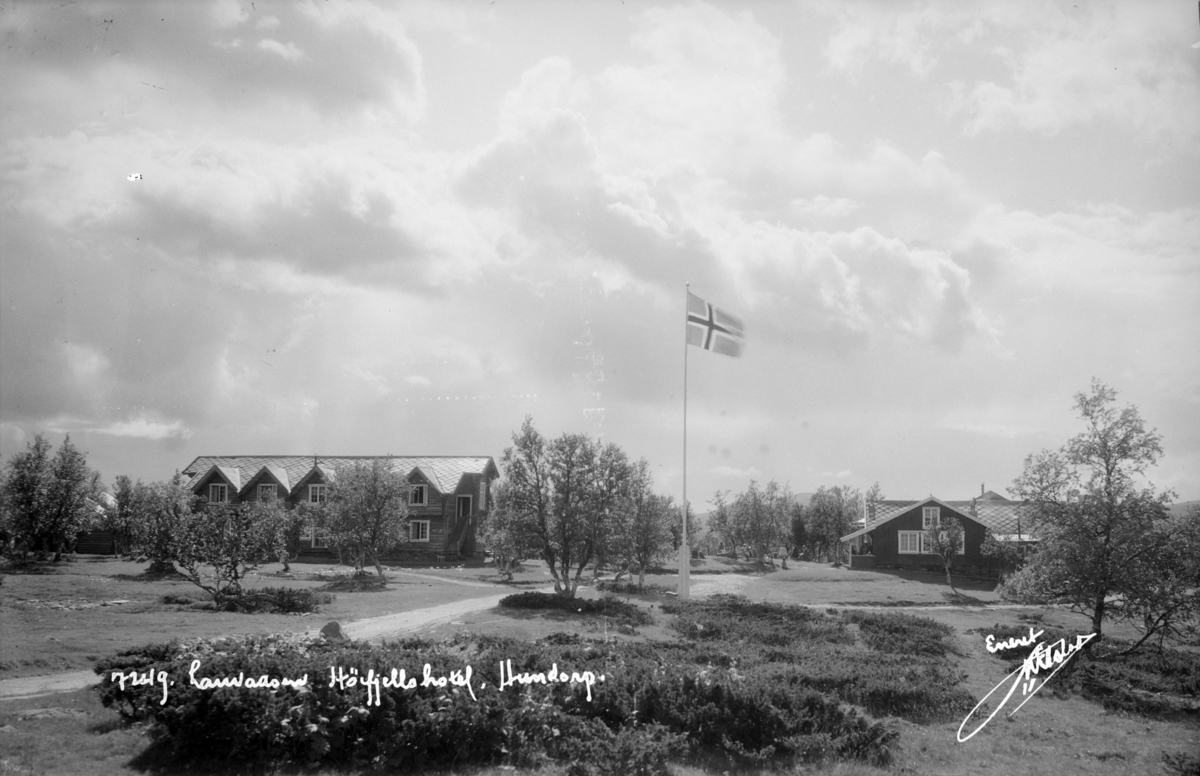 Sør-Fron, Gålå. Lauvåsen Høyfjellshotell med bygningen Langleiken og flagg på flaggstanga.