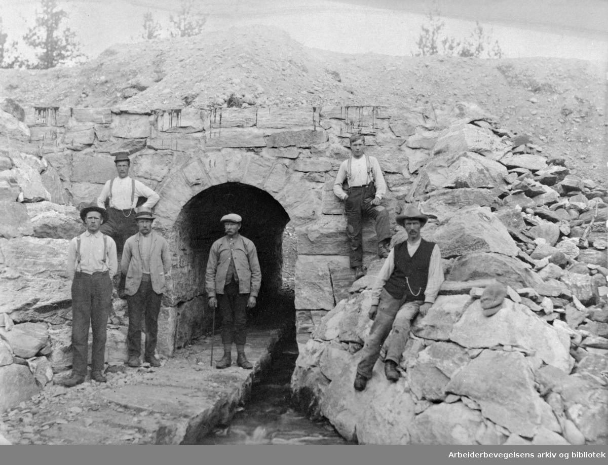 Anleggsarbeidere ved jernbanebru, ca. 1910.